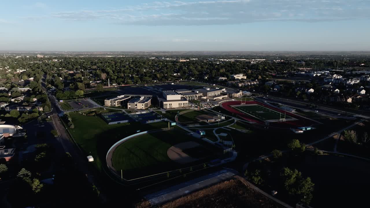 Greeley, Contea di Weld, Colorado. Scuola Superiore Greeley West Spartan. Ora d'oro, lunghe ombre, ripresa aerea di apertura con drone.