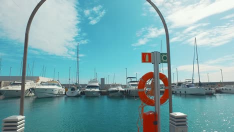 Luxusyachten-Parken-An-Sonnigen-Tagen-In-Der-Marina-Bay.-Weiße-Moderne-Yachten