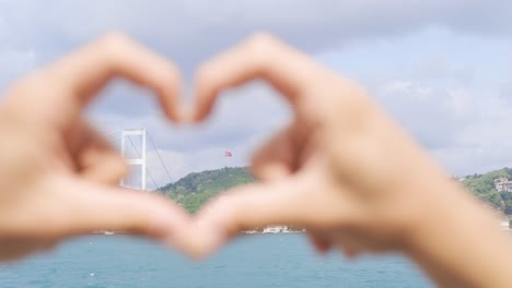 Garganta-Y-Bandera-Turca-En-El-Corazón.