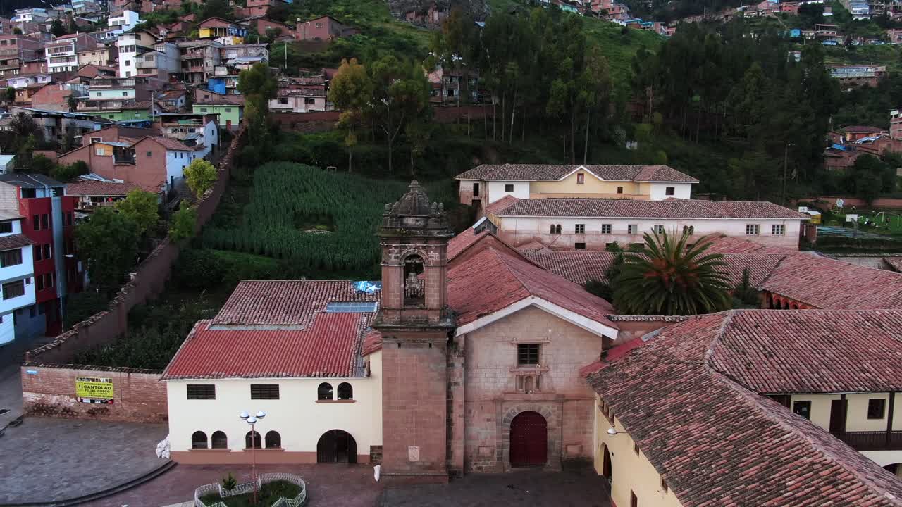 Vista aerea di una deserta Iglesia de la Recoleta e del suo Monastero durante il lockdown - Ripresa drone inversa.