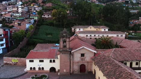 vista aérea de una iglesia desierta de la recoleta y su monasterio durante el encierro - disparo de drone inverso
