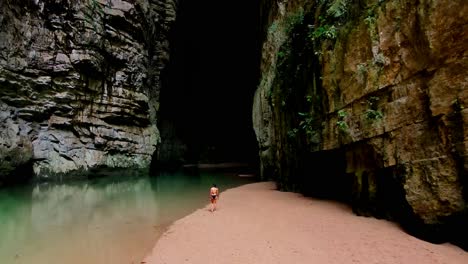 Arco-Del-Tiempo,-Chiapas,-Méjico,-Sone-Arch,-Cueva,-Río-En-El-Cañón,-Tiro-De-Drone,-Mujer-Caminando