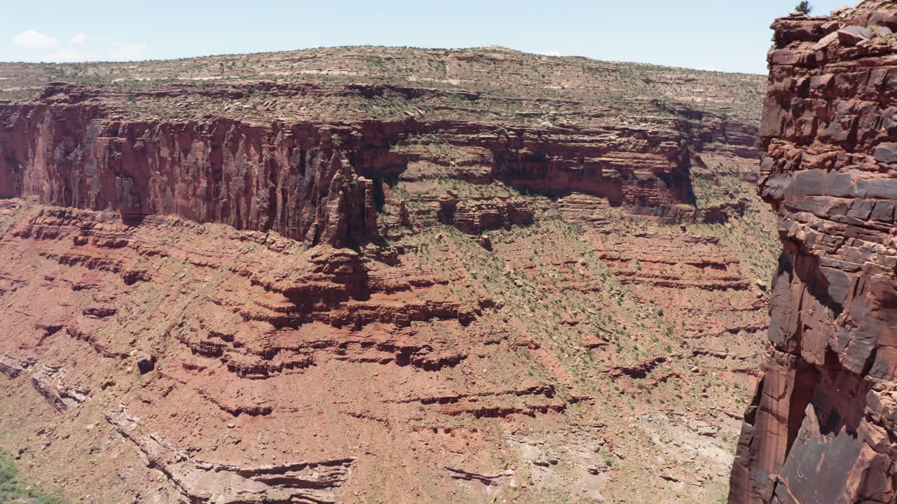 clip panorámico cinematográfico sobre el cañón y un río en los acantilados de piedra arenisca roja en el arrecife de san rafael en utah, ee.uu.