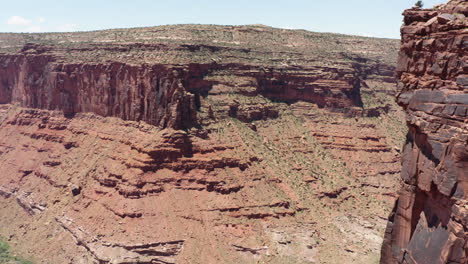 Cinematic-panoramic-drone-clip-over-the-canyon-and-a-river-in-the-Red-Sandstone-Cliffs-in-San-Rafael-Reef-in-Utah,USA