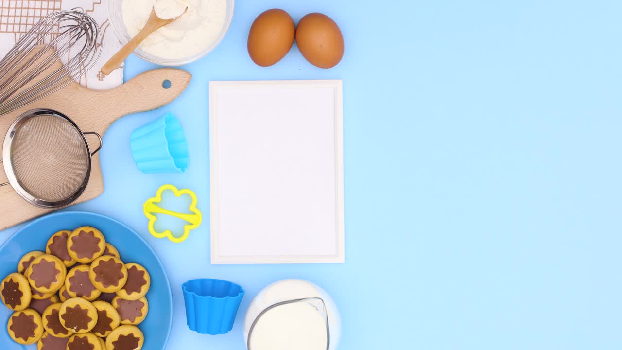 marco para la receta o el texto aparecen en tema azul con comestibles y galletas. detener el movimiento