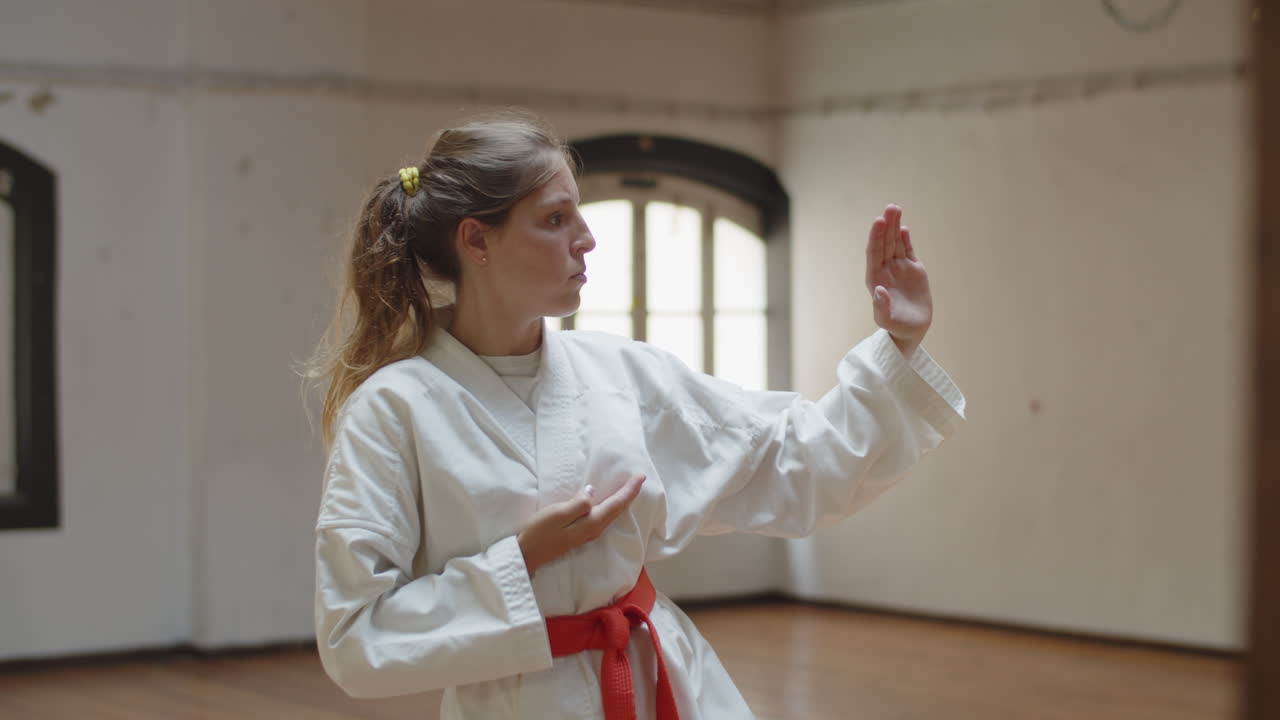 자기 방어 자세로 서 있는 무술가의 중간 샷