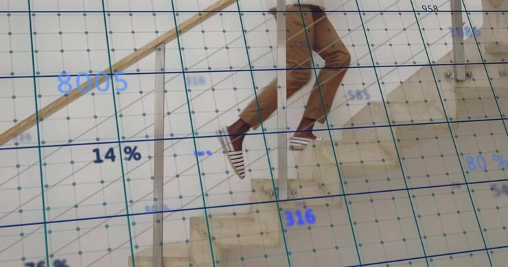 Mies astuu ensimmäisen askeleen ja kiipeää ylemmälle tasolle, dataristikko ja siniset numerot peittävät kuvan.