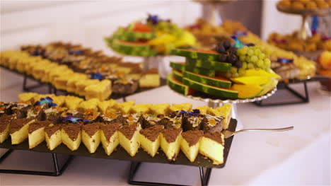 frutas frescas y dulces en la recepción de la boda