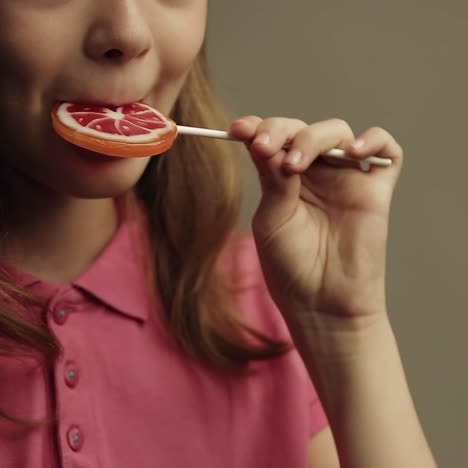 una chica con una piruleta.