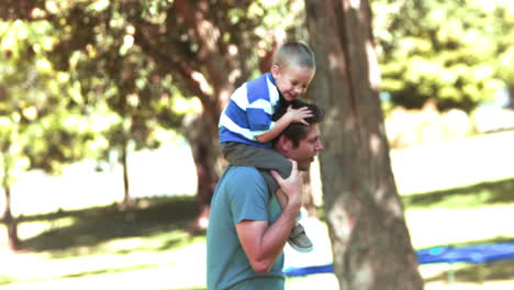 padre en cámara lenta sosteniendo a su hijo