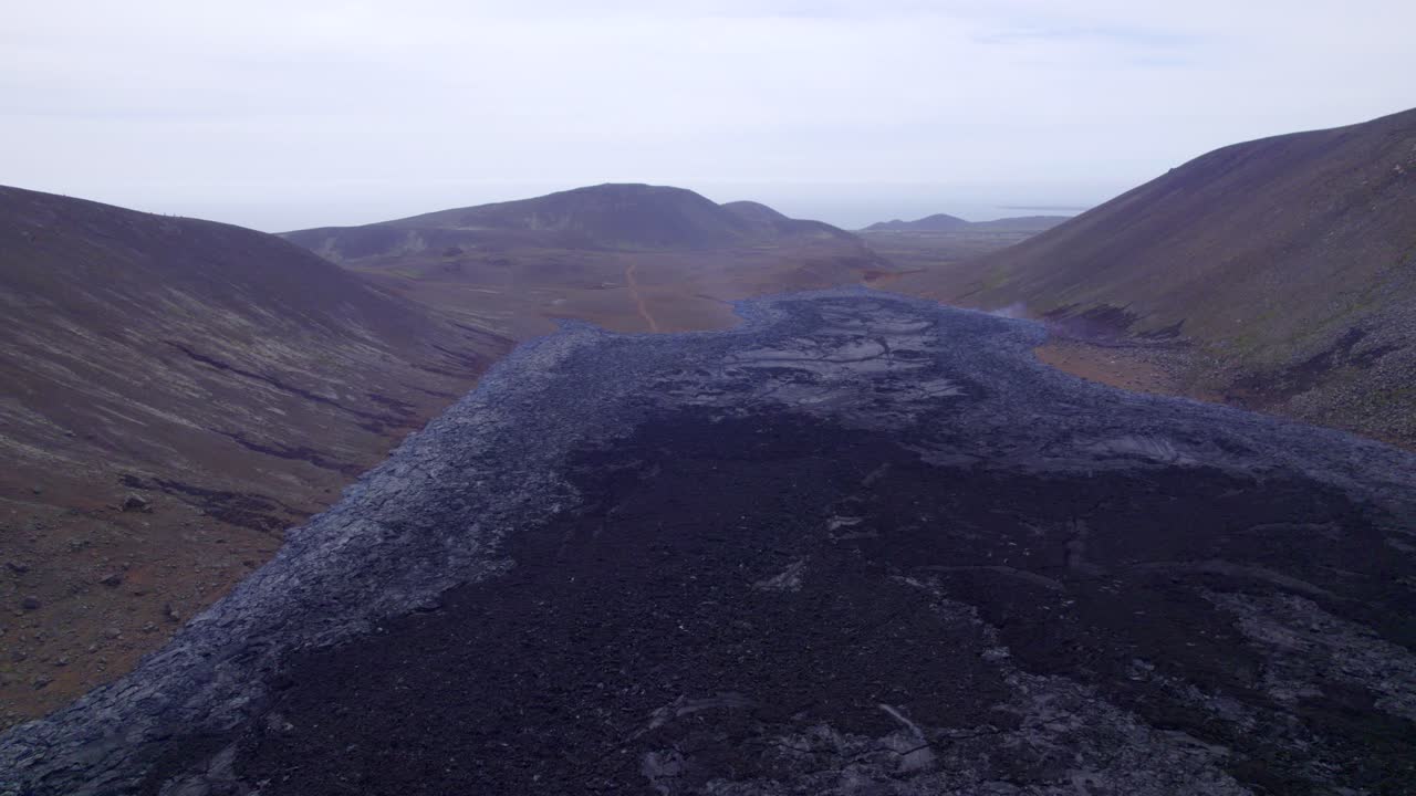 vista aérea de lava solidificada en el valle debido a la erupción de geldingadalir en islandia