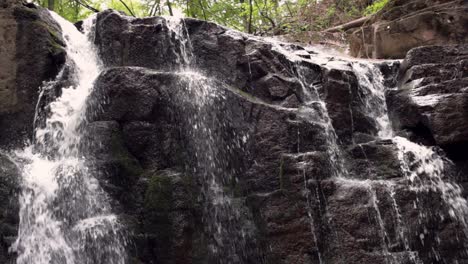 Agua-Que-Fluye-En-Un-Camino-Rocoso-En-El-Parque-Natural.-Arroyo-De-Cascada-De-Montaña