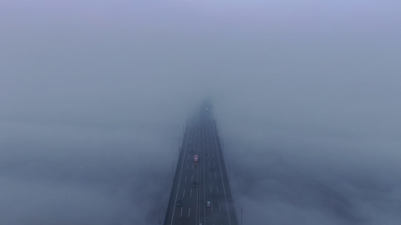 몽환적인 분위기의 구름 위의 고속도로 다리