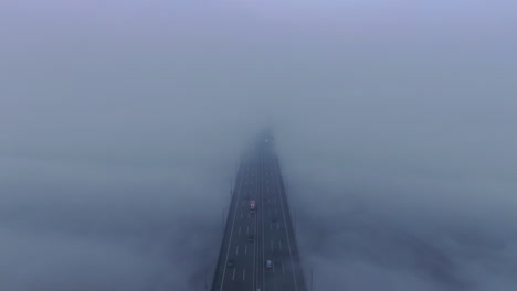 puente de la carretera sobre una nube de atmósfera de ensueño