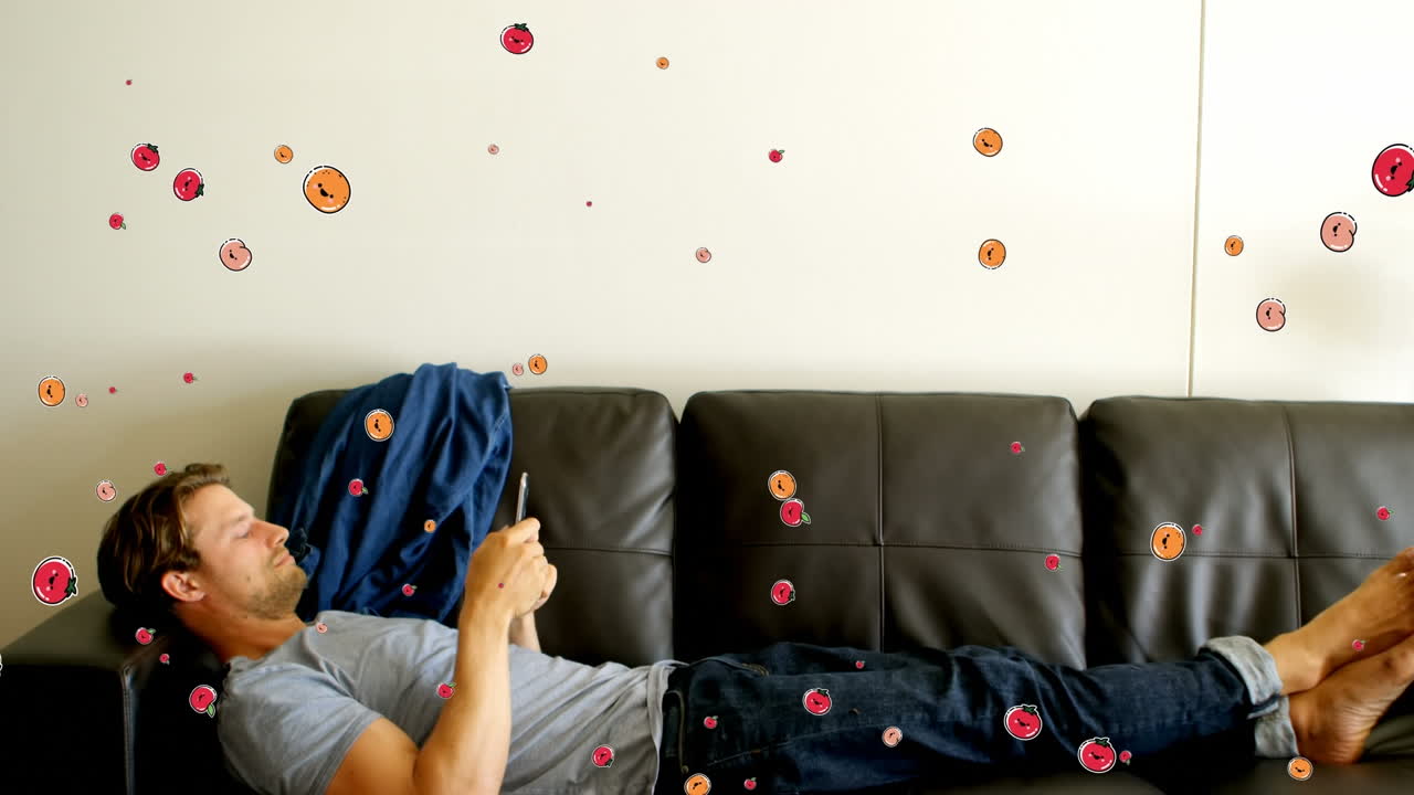 스마트폰을 사용하는 백인 남성 위의 과일 아이콘의 애니메이션