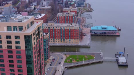 Vista-Aérea-De-La-Ciudad-De-Yonkers-Y-El-Muelle-En-El-Río-Hudson,-Nueva-York