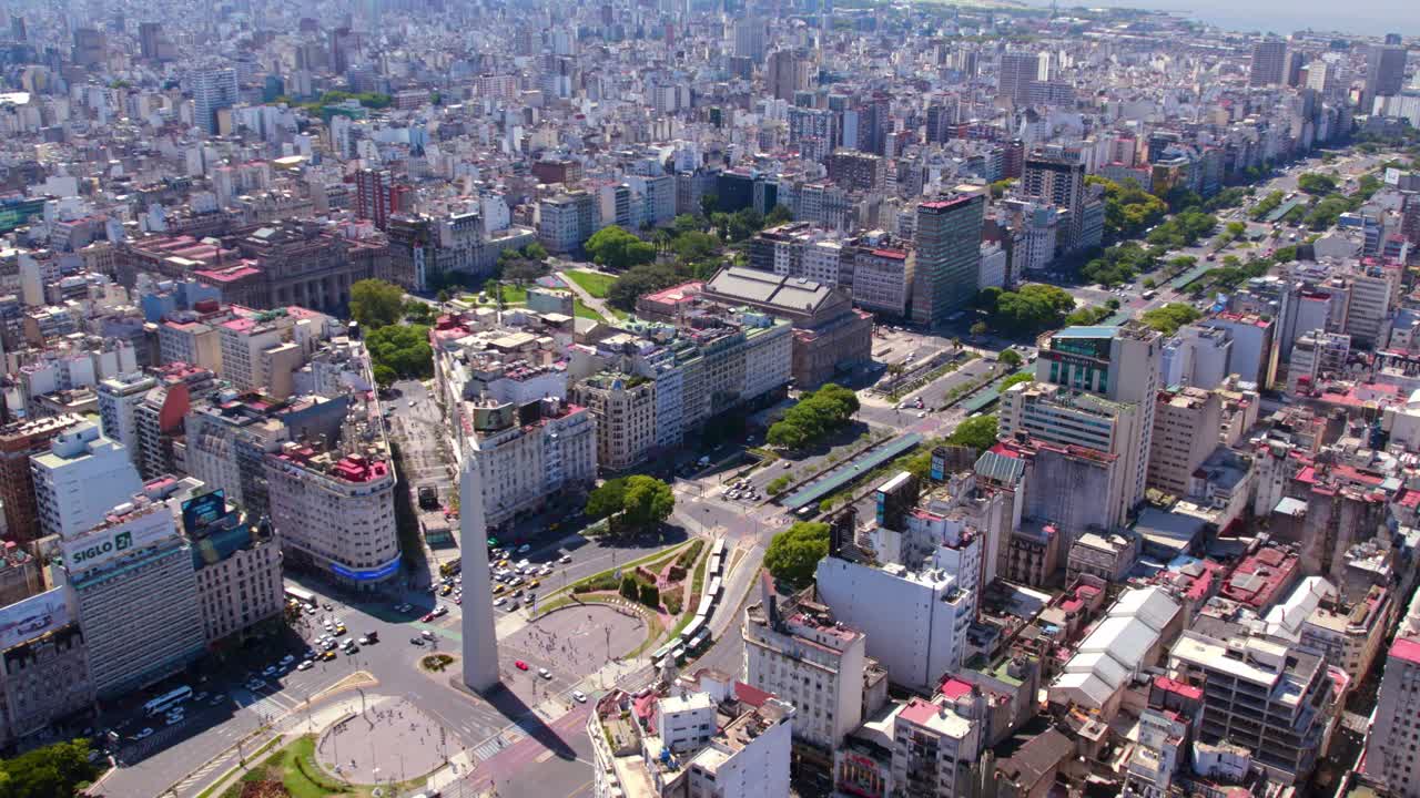 obelisco del 9 de julio en pleno centro de buenos aires