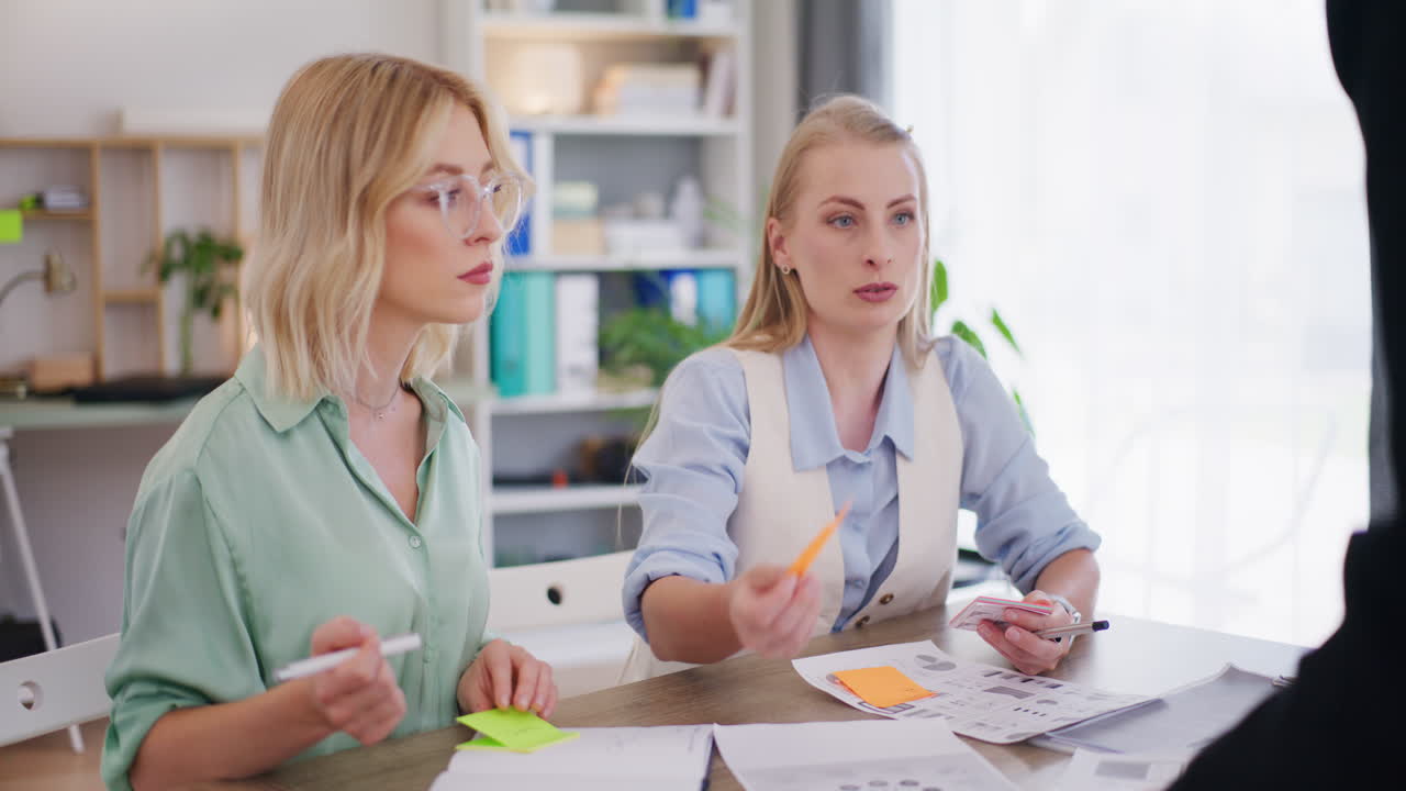Werknemers bespreken documenten tijdens zakelijke bijeenkomst
