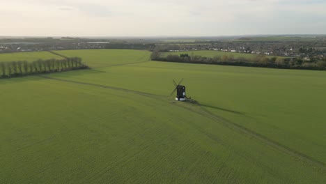 Molino-De-Viento-Pitstone-En-El-Hermoso-Paisaje-Rural-De-Buckinghamshire,-Inglaterra,-Aéreo