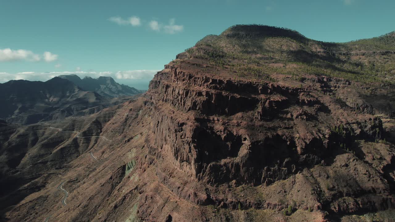 Scena da drone di una scogliera erosa a Los Azulejos de Veneguera, Isole Canarie