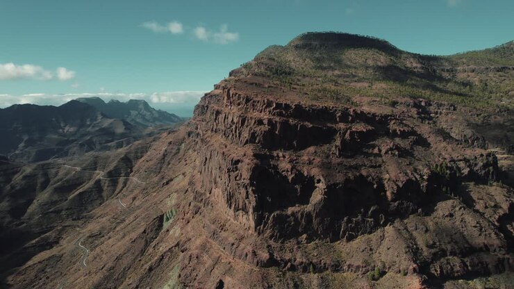 Scena da drone di una scogliera erosa a Los Azulejos de Veneguera, Isole Canarie