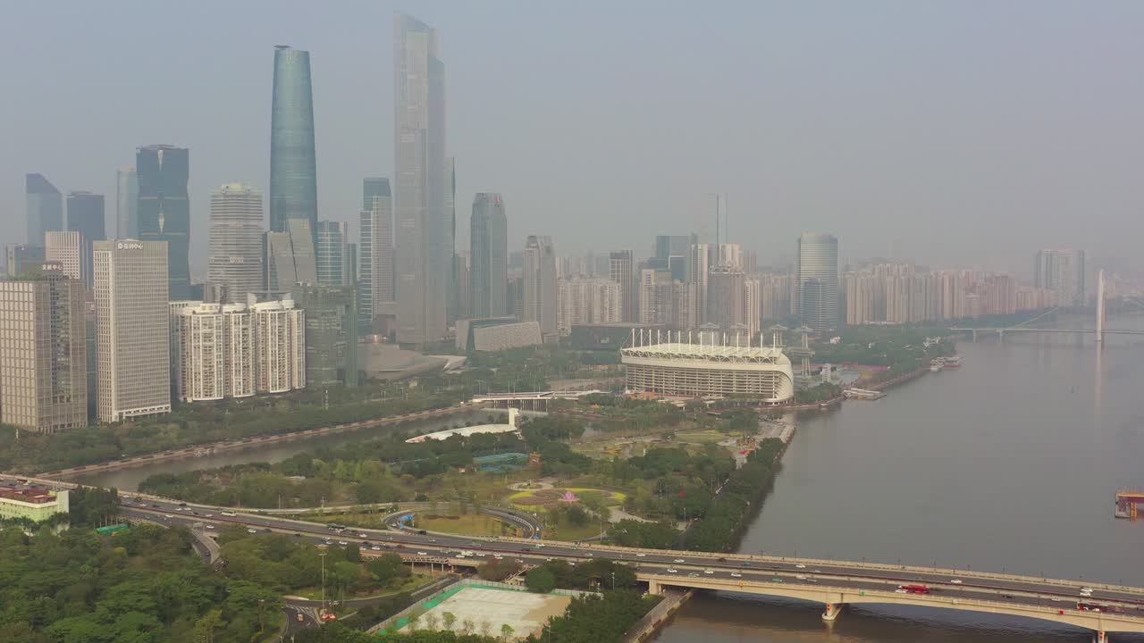 día soleado ciudad de guangzhou centro puente de tráfico famoso estadio a la orilla del río panorama aéreo 4k china