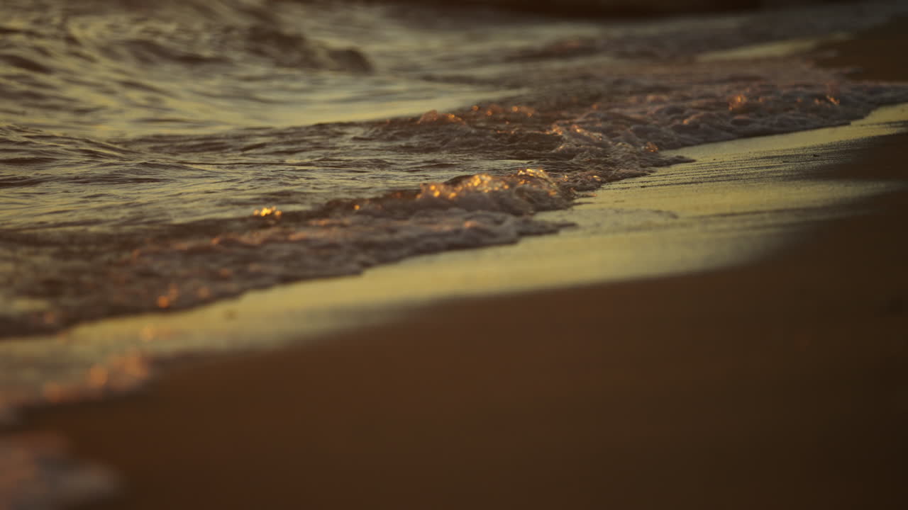 해가 지는 해변의 파도