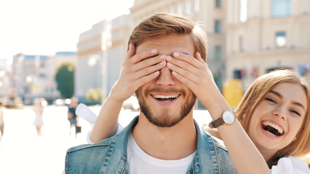 pareja feliz al aire libre
