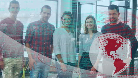 animación del globo y procesamiento de datos sobre sonrientes colegas de negocios