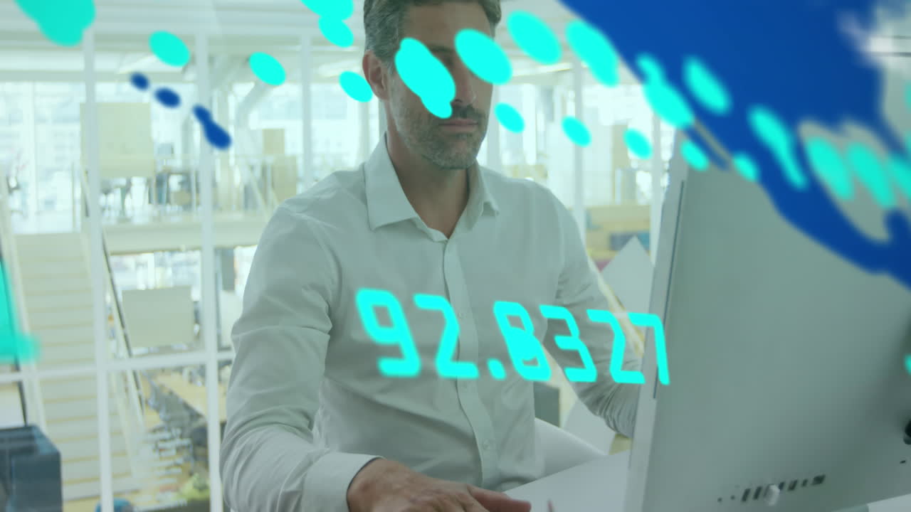 animación de gráficos y mapas sobre lenguaje informático sobre hombre caucásico haciendo meditación mientras trabaja