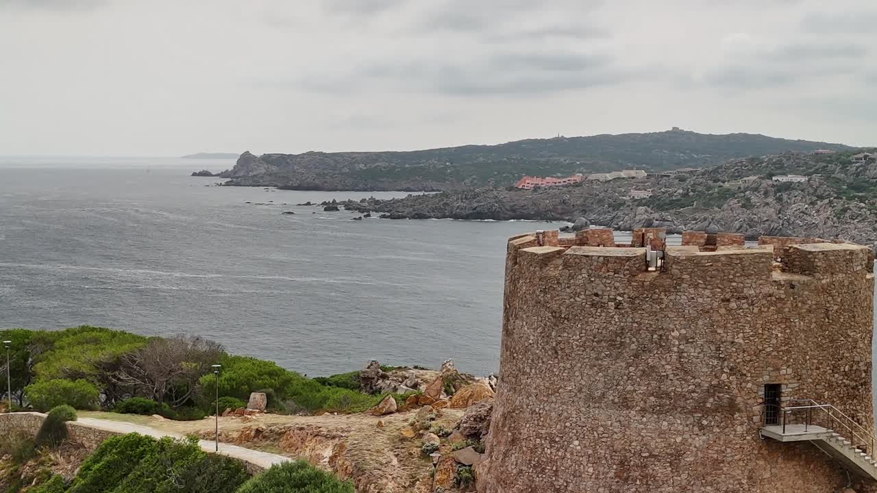 Torre storica in Sardegna vicino al mare durante una giornata nuvolosa