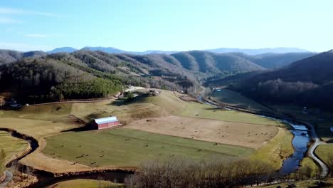 Antena-Del-Valle-Del-Río-Watauga,-Hermosa-Foto-Del-Valle-De-La-Montaña-Cerca-De-Boone-Y-Blowing-Rock-NC,-Carolina-Del-Norte