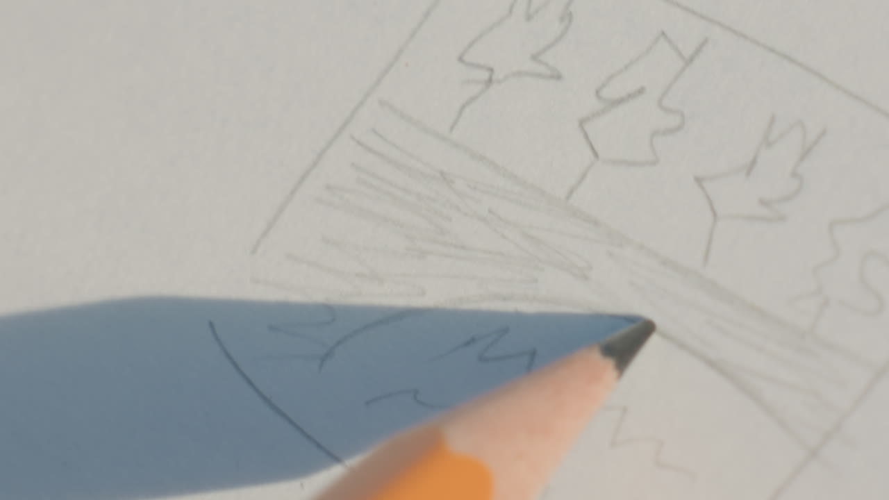 Close-up potloodpunt die papier schaduwt, zonverlichte schaduw over kleine paneelschetsen, architecturale focus op gradatie en textuur terwijl vaste hand grafiet aandrukt om toonbereik en verfijnde markering te creëren.