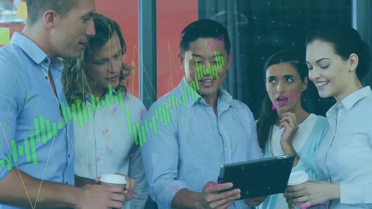 animación del procesamiento de datos contra diversos colegas que discuten en una tableta digital en la oficina.