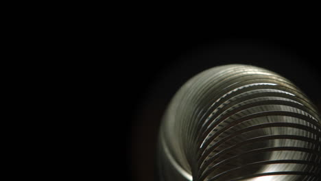 brote de metal de juguete y en foco