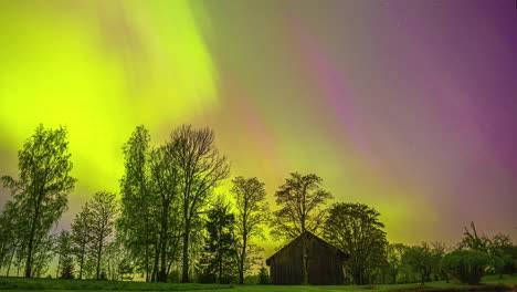 Timelapse-Mágico-De-La-Aurora-Boreal-Por-La-Noche-Con-Estrellas-En-Movimiento