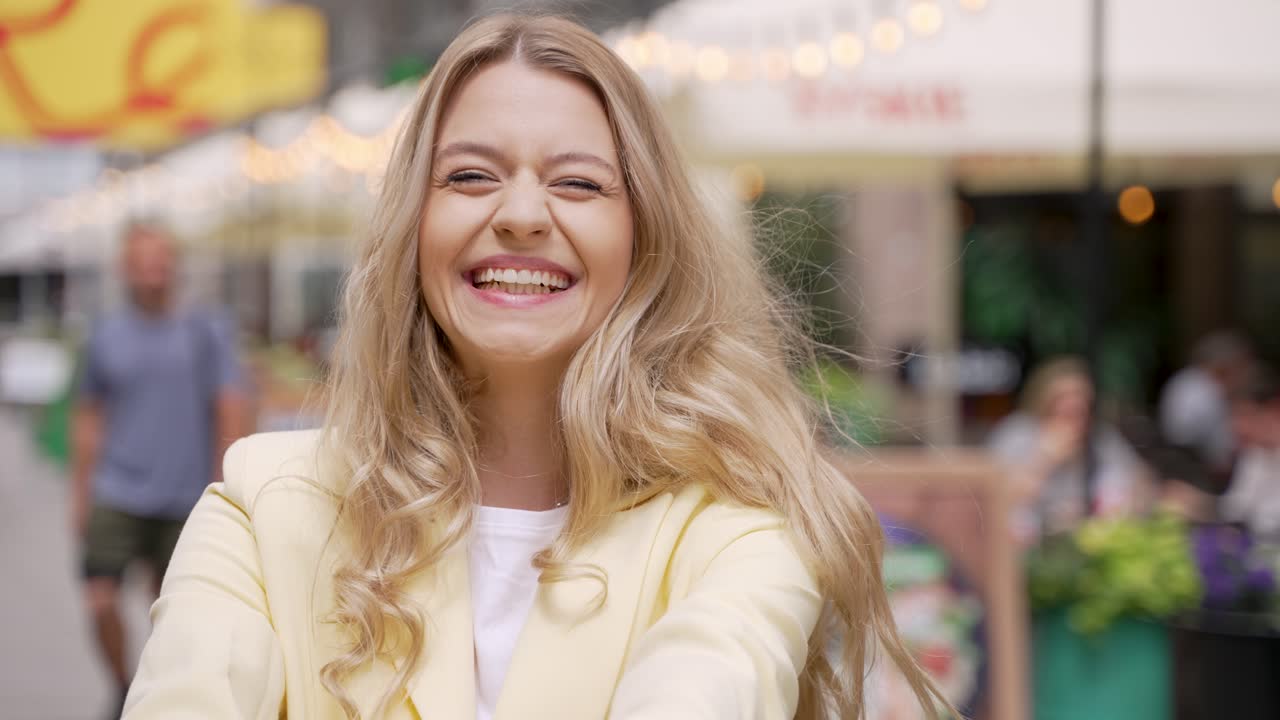 Lachende vrouw in een stadscafé