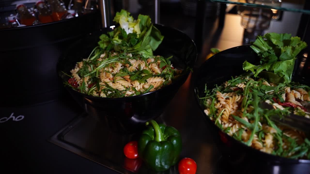 독일의 한 호텔의 뷔페에서 검은 그 ⁇ 에 파스타  ⁇ 러드