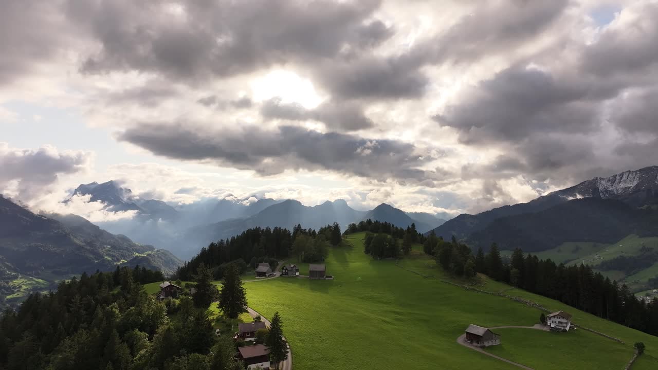 Una vista aerea mozzafiato di una catena montuosa in Svizzera, che rivela lo splendido panorama del Lago di Walensee incastonato tra le cime.