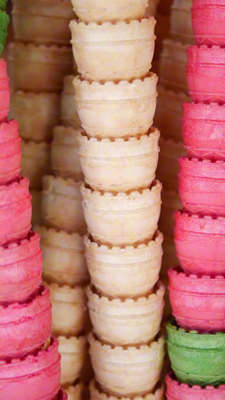 Pile colorate di coppette waffle per gelato