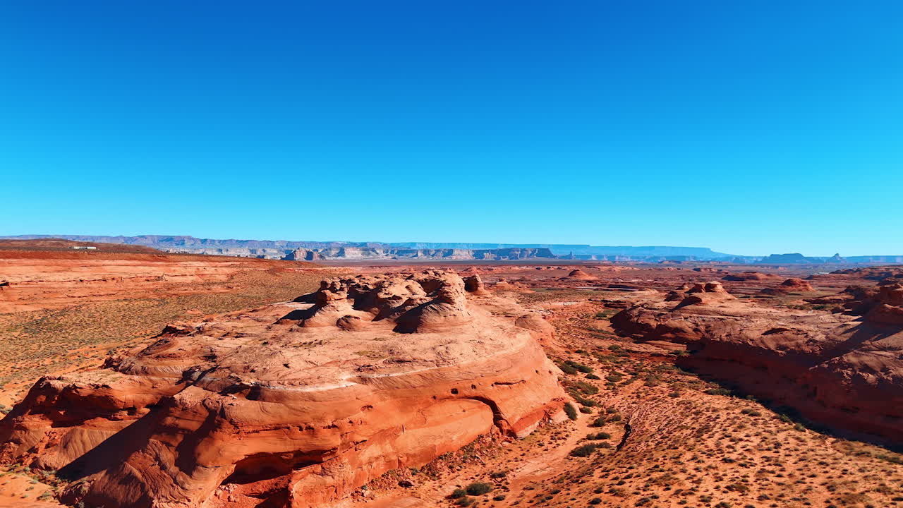 Rocce arrotondate e canyon vicino a Page, in Arizona, al confine con lo Utah. Prospettiva aerea sul caldo deserto in una giornata limpida e soleggiata