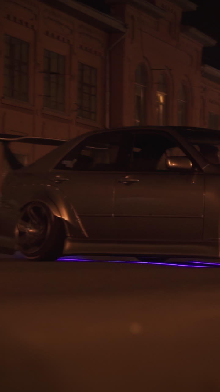 coche modificado por la noche