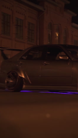 coche modificado por la noche