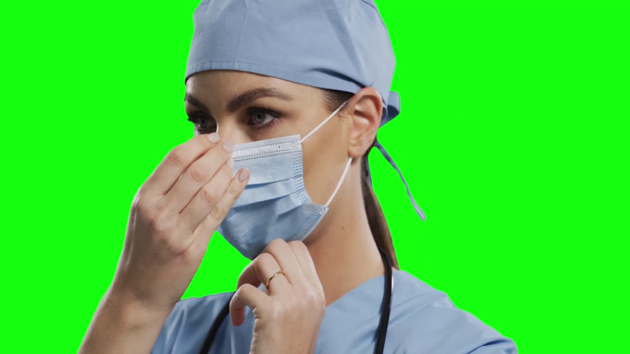 doctora caucásica con máscara facial en el fondo de la pantalla verde