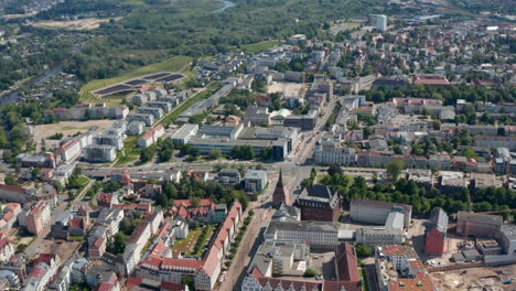 Luftpanoramablick-Auf-Die-Stadt.-Historische-Gebäude,-Giebelhäuser-Und-Neuere-Gebäude-In-Der-Ferne.-Straßenkreuzung-Am-Stadttor-Steintor