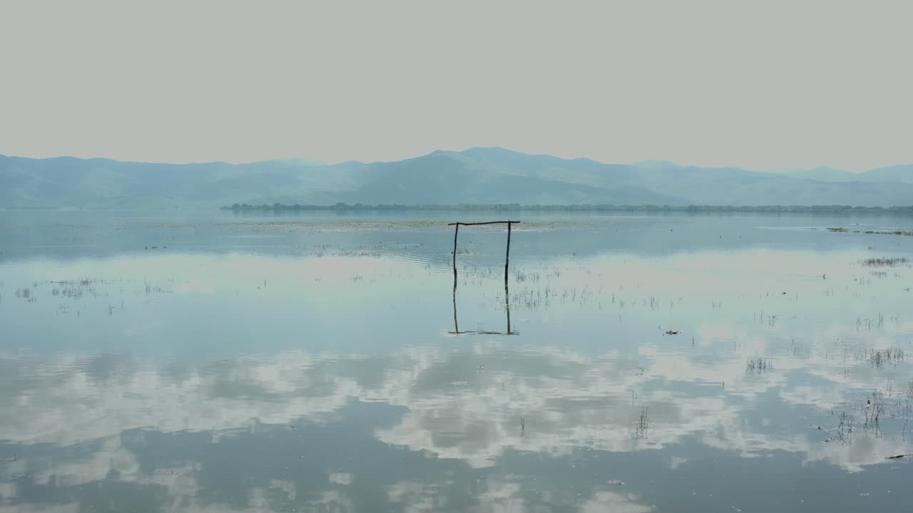 그리스 북부 에 있는 케르키니 호수 - 벨레스 산 에서 촬영 된 공중 영상