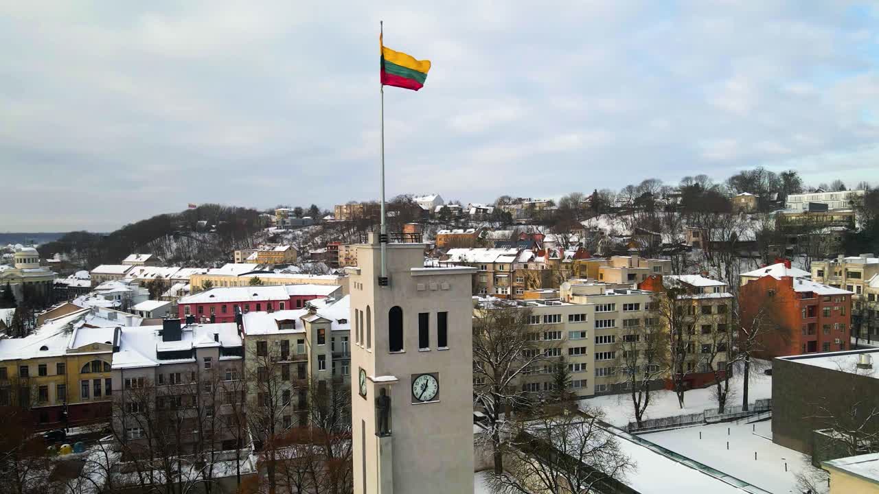 imágenes de drones de la torre de vytautas el museo de la gran guerra con bandera lituana en kaunas, lituania