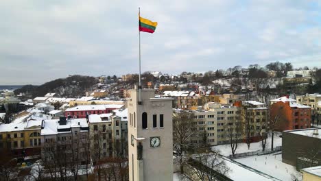 Imágenes-De-Drones-De-La-Torre-De-Vytautas,-El-Gran-Museo-De-La-Guerra-Con-Bandera-Lituana-En-Kaunas,-Lituania