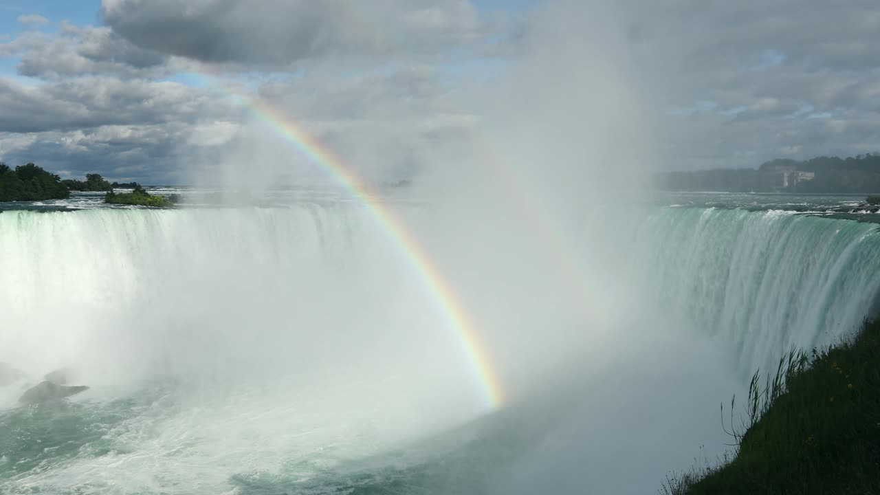 un arco iris se eleva sobre las cataratas del niágara ontario canadá