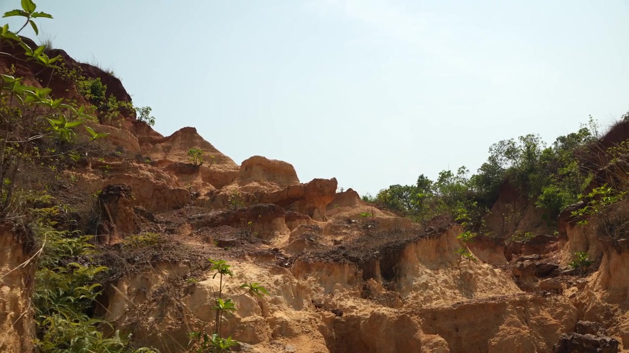 Canyon naturale, profondo e con terreno rosso, situato lungo il fiume Shilabati vicino a Garhbeta nel distretto di Paschim Medinipur, nel Bengala Occidentale. È una popolare meta turistica.